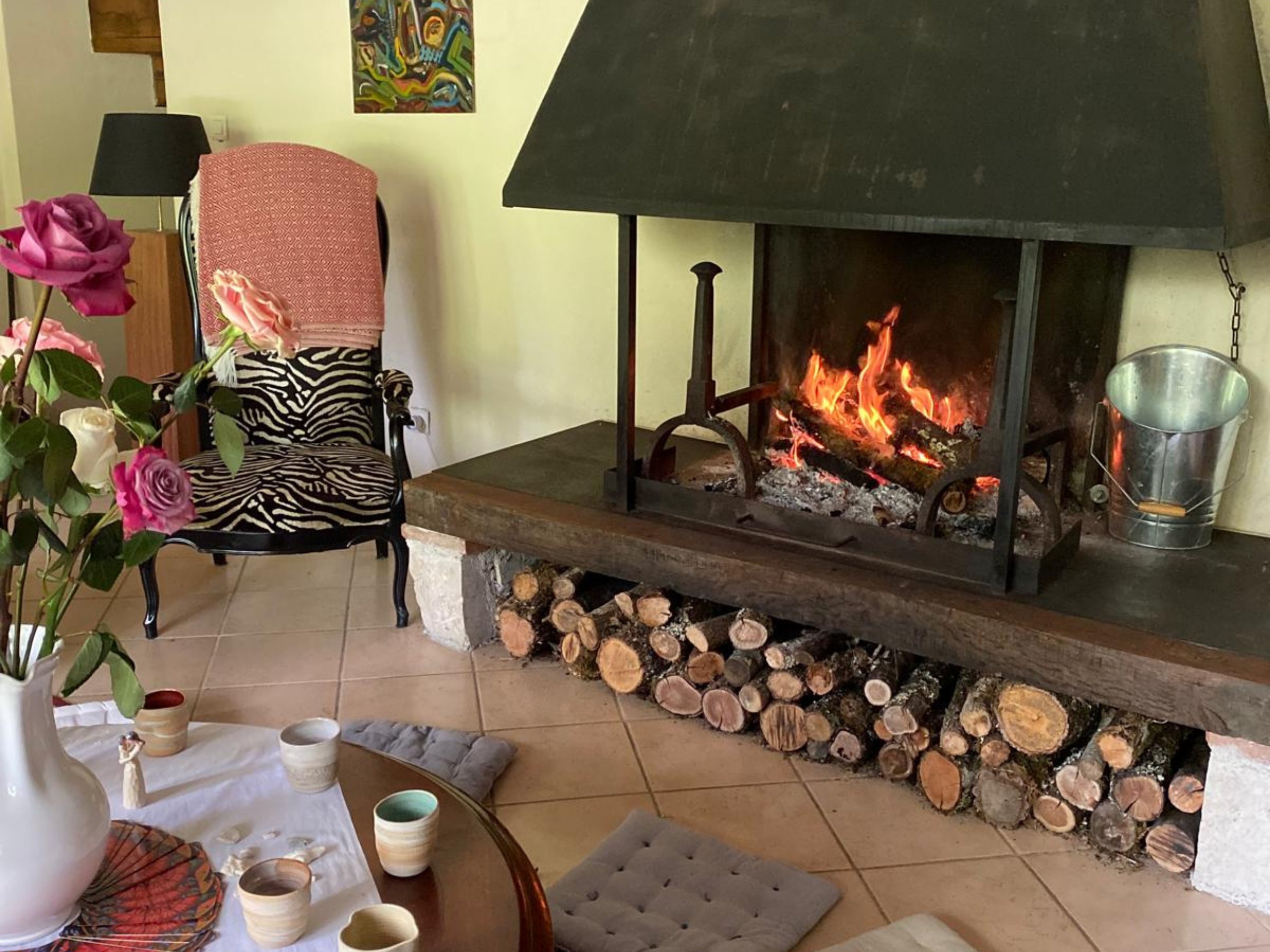 Feu de bois dans la cheminée du salon