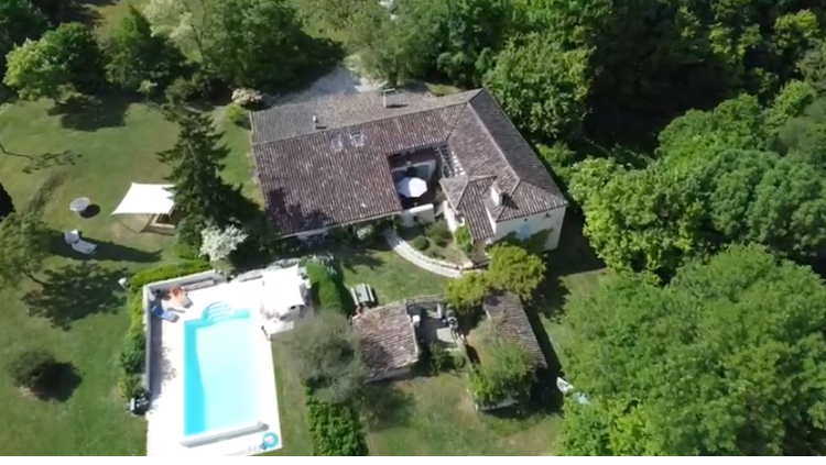 Le domaine des Hiboux du Quercy vu du ciel, gîte entouré de champs et de bois dans le Lot