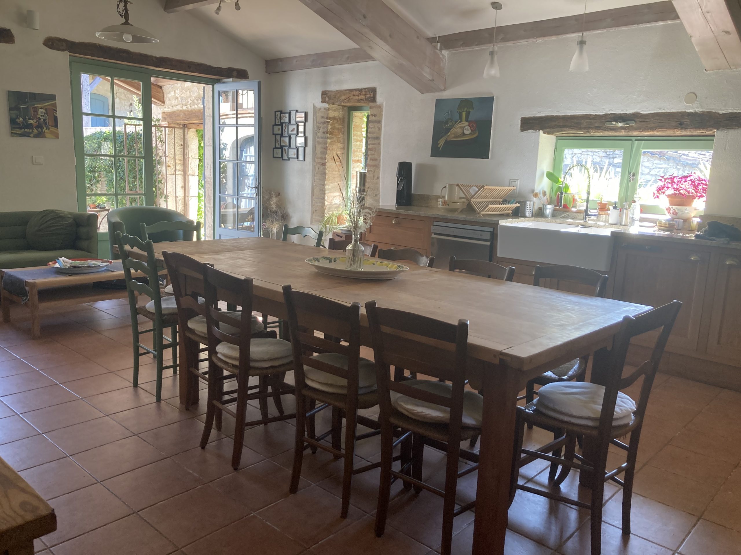 La cuisine du gîte de groupe dans le Lot