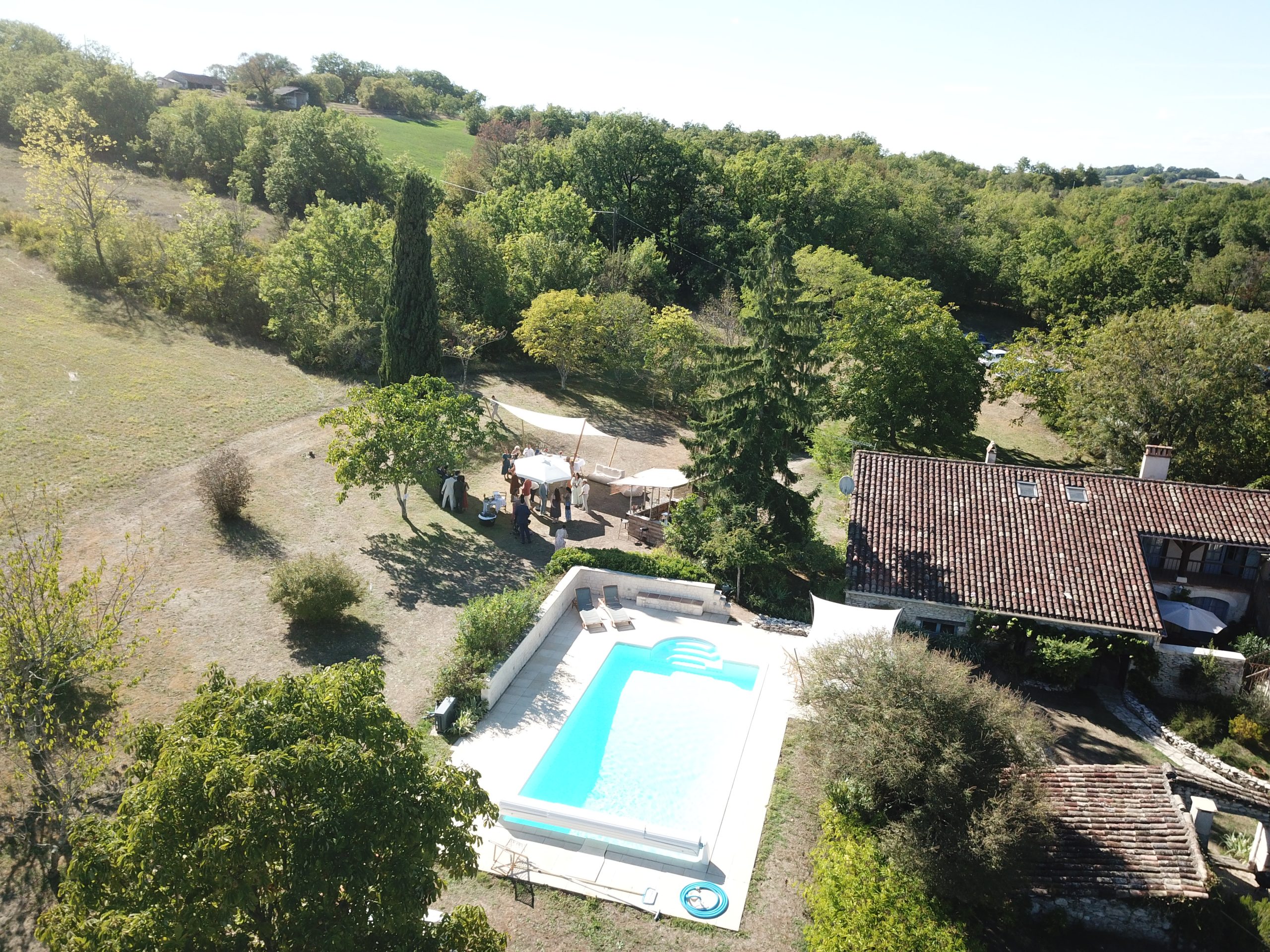 Mariage intimiste dans le Lot : le domaine des Hiboux du Quercy vu du ciel