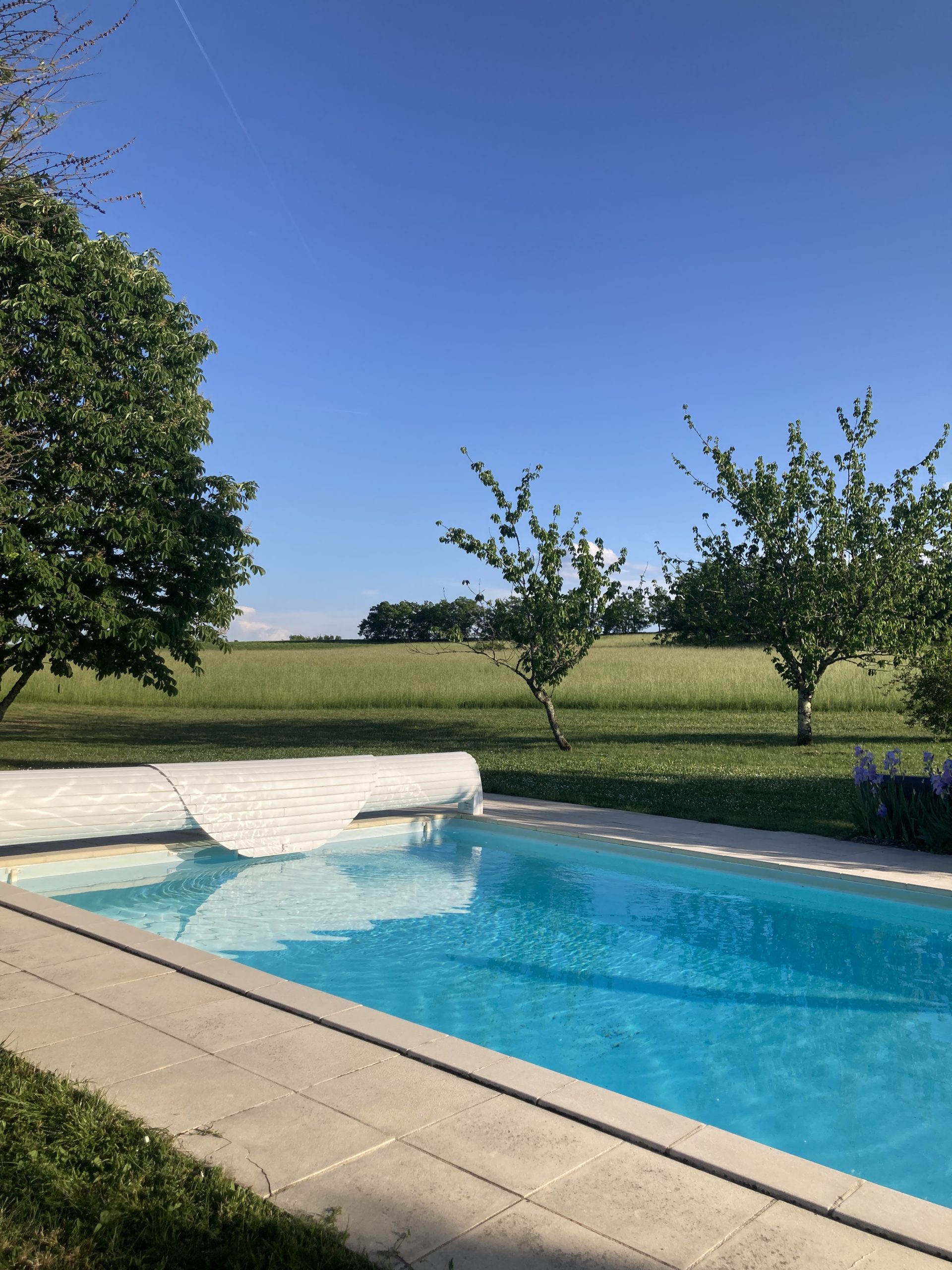 La piscine extérieure chauffée du gîte dans le Lot
