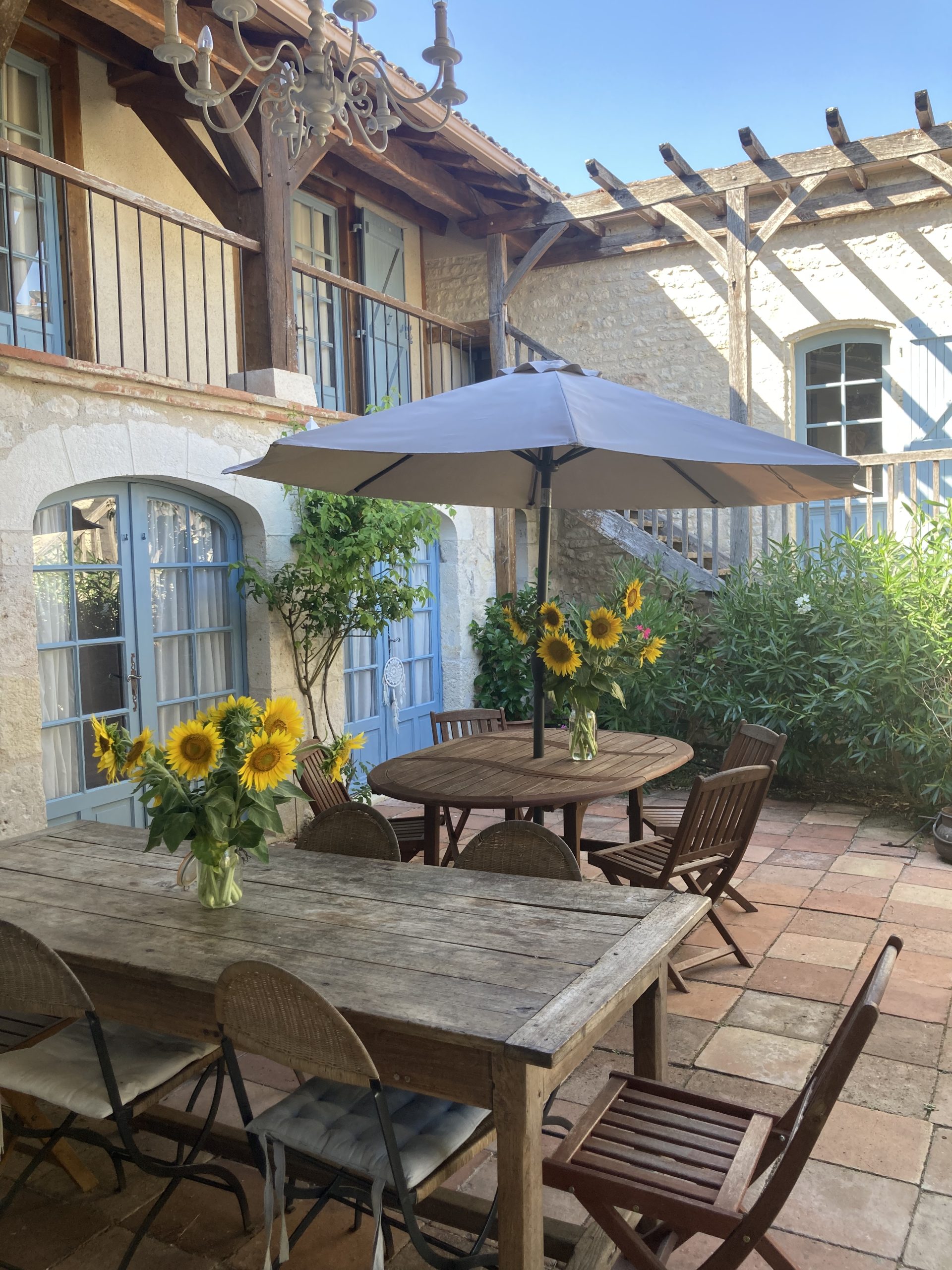 Autre vue du patio aux Hiboux du Quercy